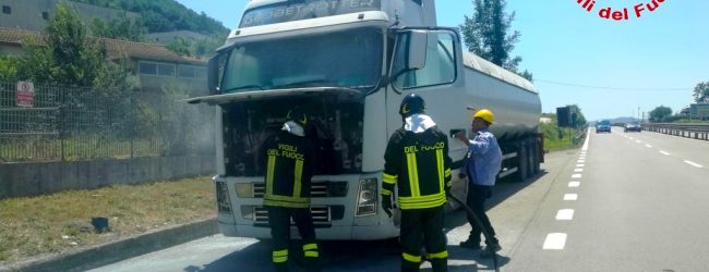 Principio d’incendio per una autocisterna, paura sul casello autostrale Avellino Est