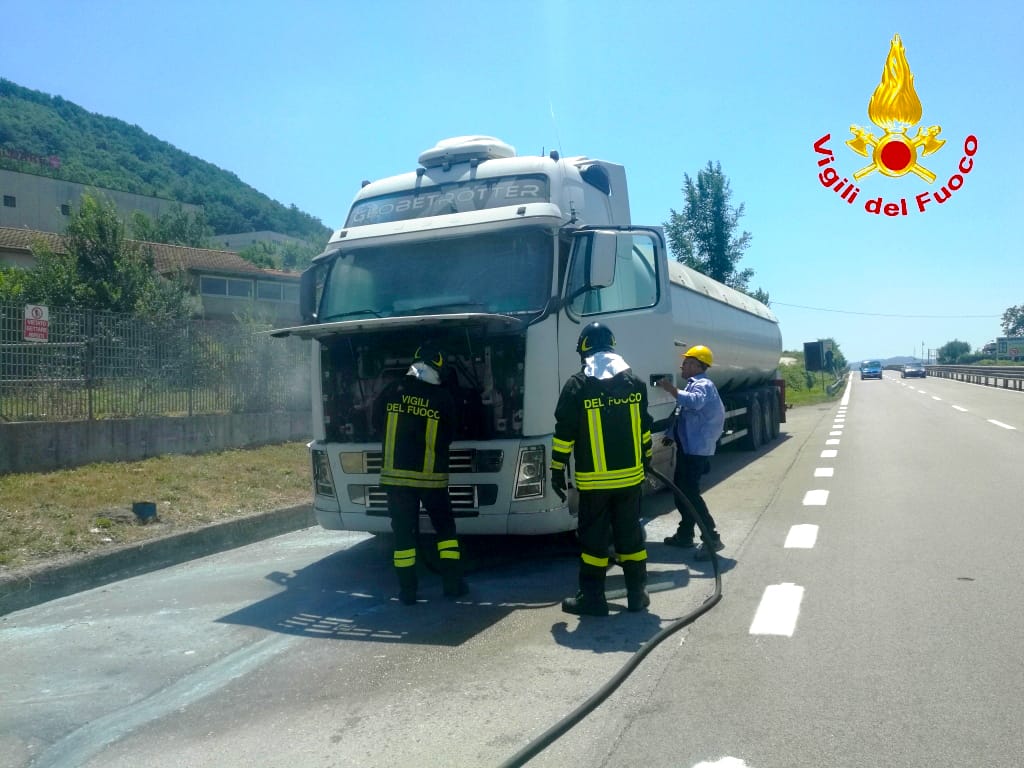 Principio d’incendio per una autocisterna, paura sul casello autostrale Avellino Est