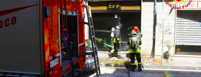 Fiamme in un negozio di via Zigarelli, i vigili del fuoco salvano buona parte della merce