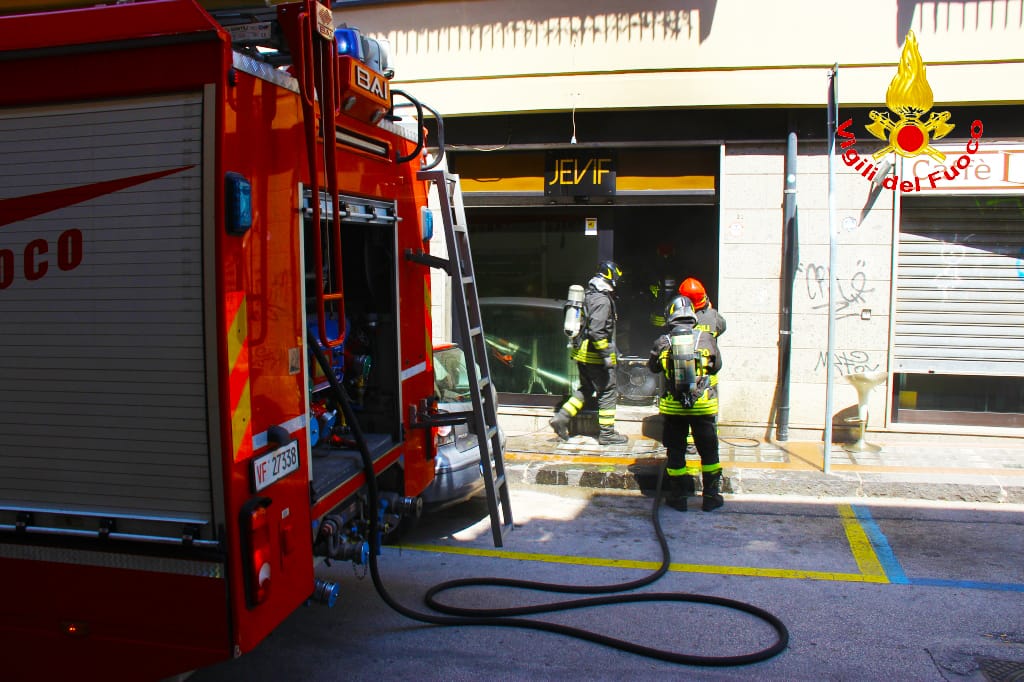 Fiamme in un negozio di via Zigarelli, i vigili del fuoco salvano buona parte della merce