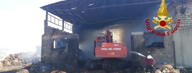 Montecalvo Irpino| Incendio nel deposito di rotoballe, intervento dei vigili del fuoco in corso da giovedì notte