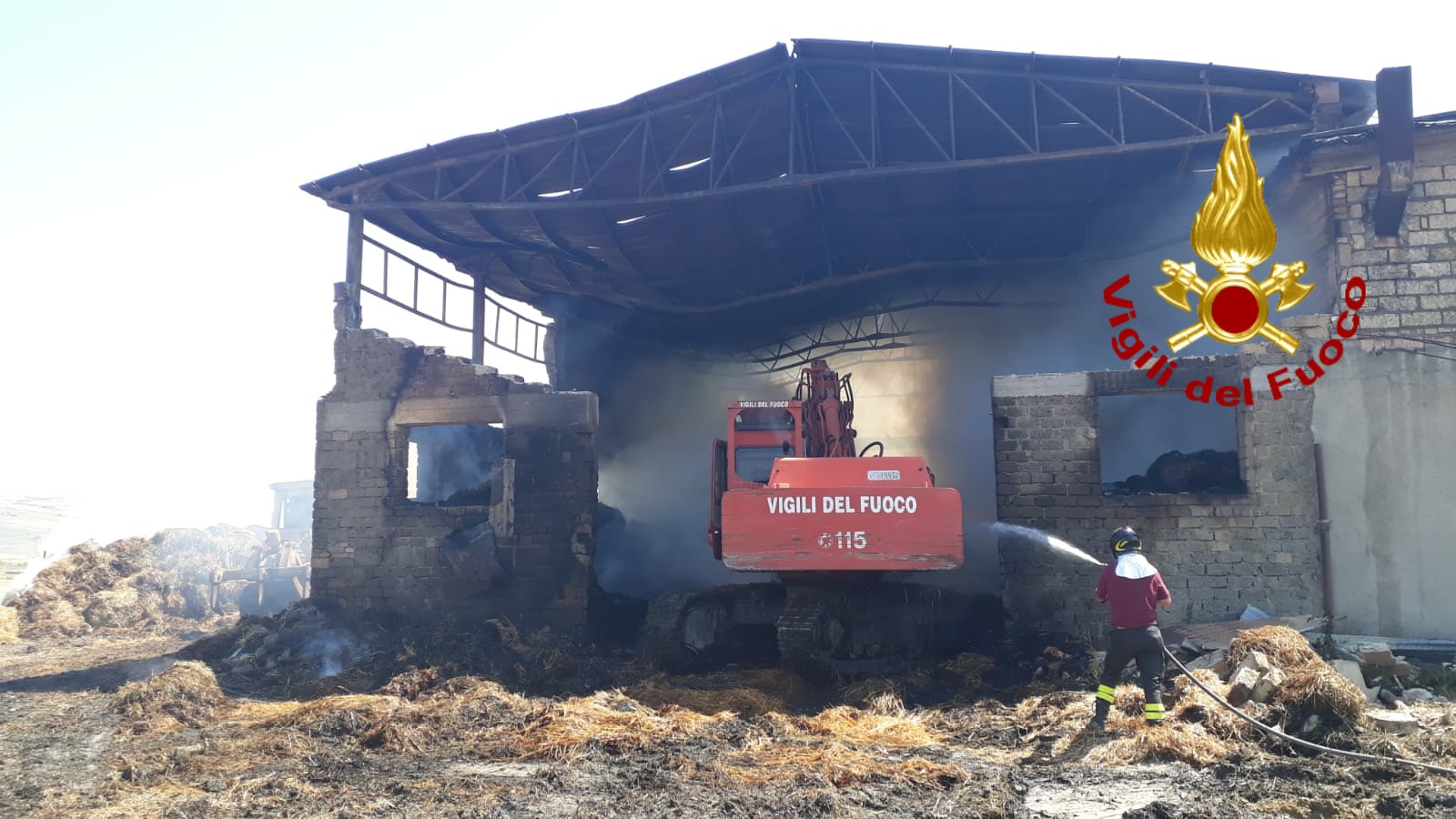 Montecalvo Irpino| Incendio nel deposito di rotoballe, intervento dei vigili del fuoco in corso da giovedì notte