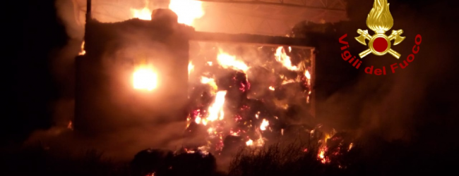 Montecalvo irpino| Incendio in un capannone, in fiamme 600 rotoballe di fieno: vigili del fuoco al lavoro dalla scorsa notte