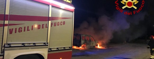 Avellino| Auto in fiamme, vigili del fuoco in azione/FOTO E VIDEO
