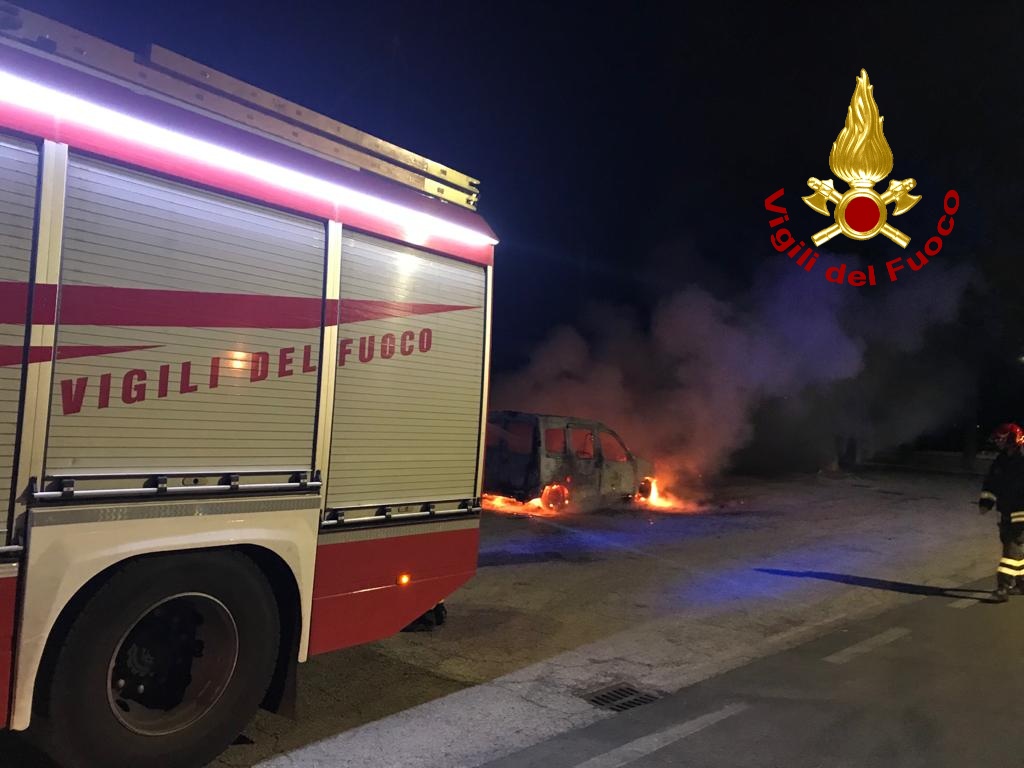 Avellino| Auto in fiamme, vigili del fuoco in azione/FOTO E VIDEO