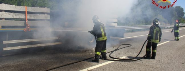 Autotreno in fiamme, paura sull’A16 Napoli-Canosa
