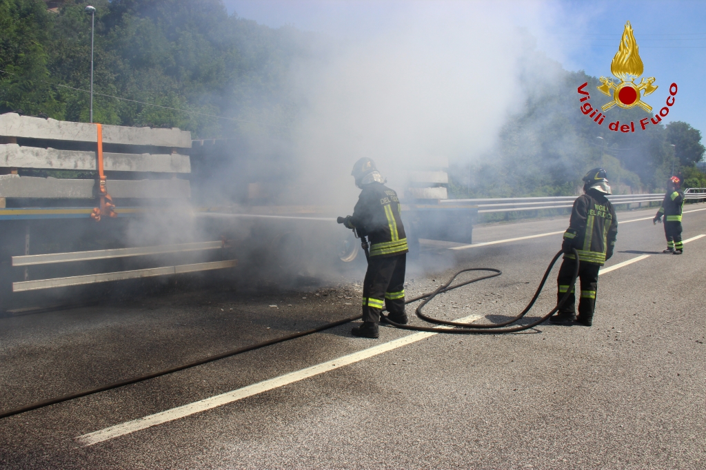 Autotreno in fiamme, paura sull’A16 Napoli-Canosa