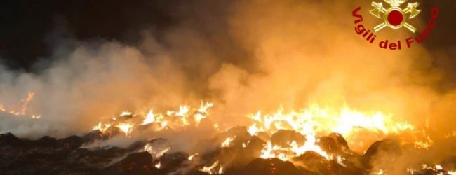 Sant’Angelo dei Lombardi| Rotoballe in fiamme, intervento dei Vigili del Fuoco