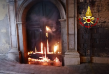 Incendiato il portone di un’abitazione, paura nella notte a Contrada