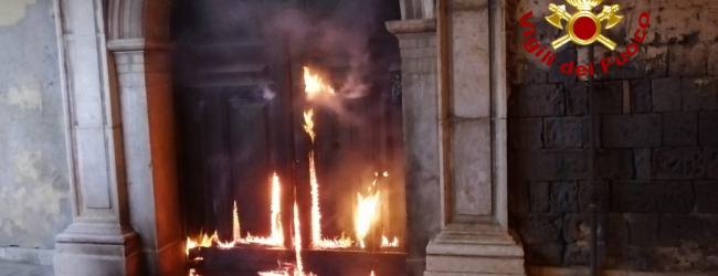 Incendiato il portone di un’abitazione, paura nella notte a Contrada