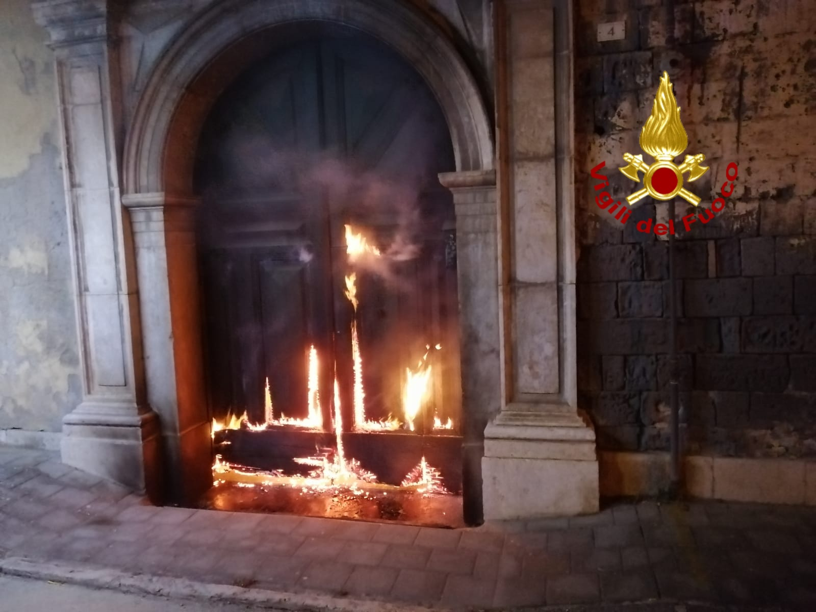 Incendiato il portone di un’abitazione, paura nella notte a Contrada