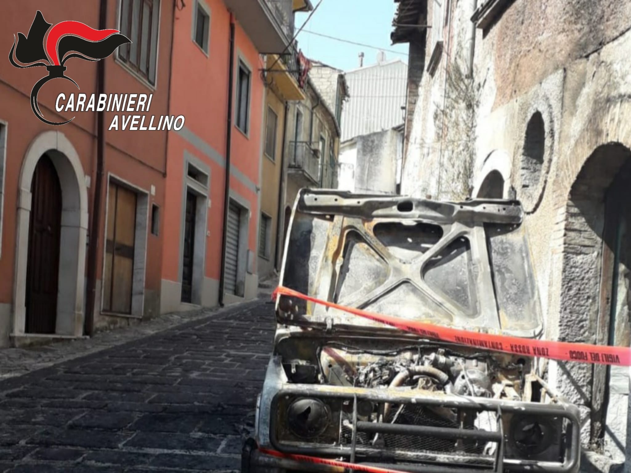 Volturara Irpina| Suzuki Samurai in fiamme nella notte, danneggiata anche la linea elettrica