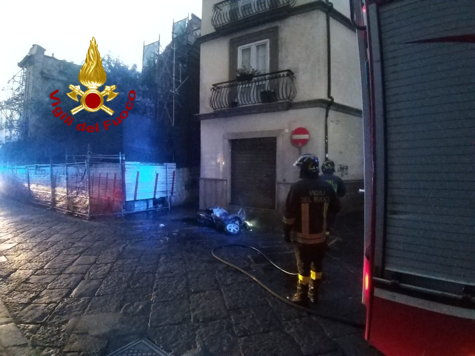 Scooter in fiamme in via Del Gaizo, intervengono i vigili del fuoco