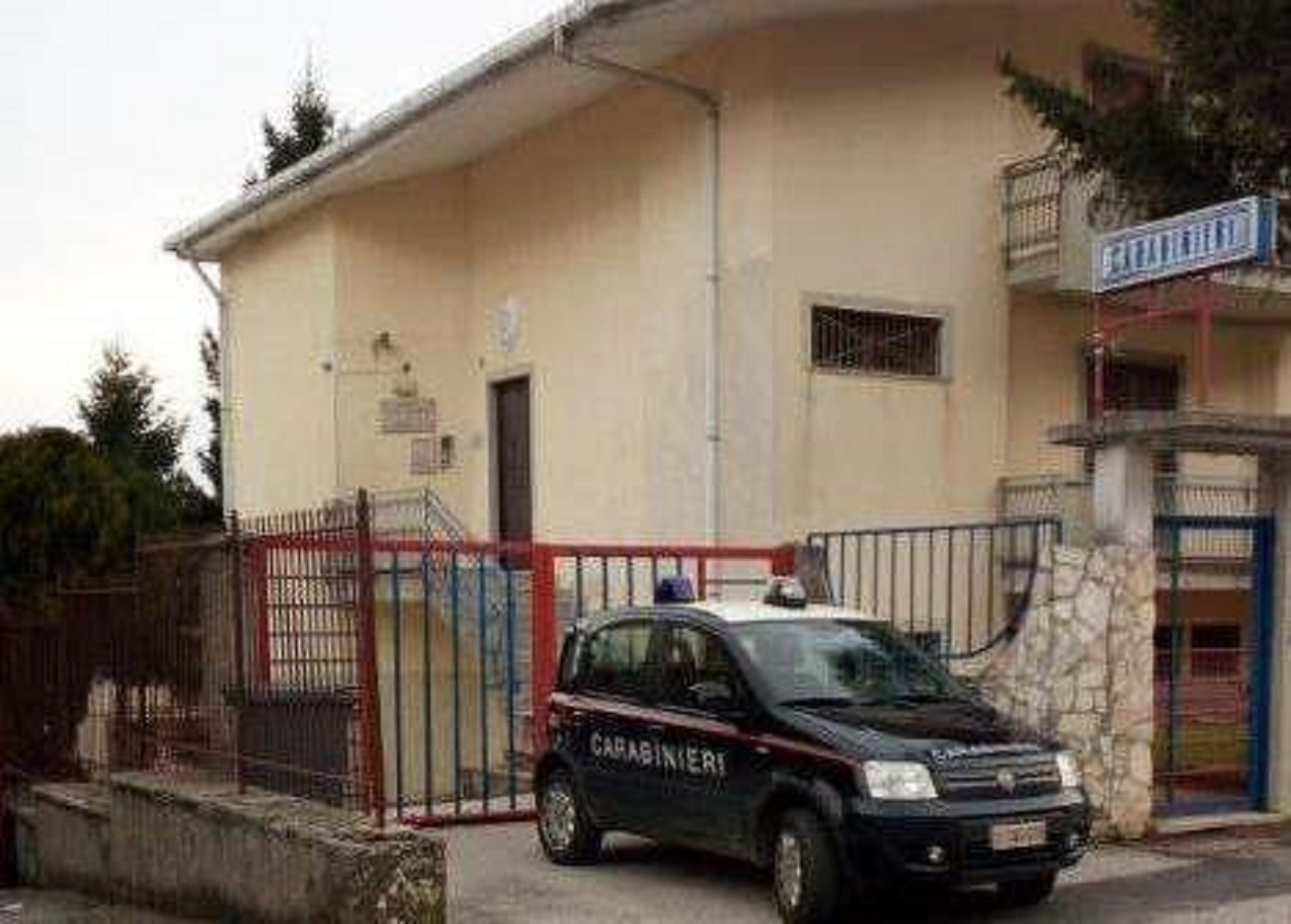 Rifiuti smaltiti in un’ area privata: due persone denunciate dai Carabinieri