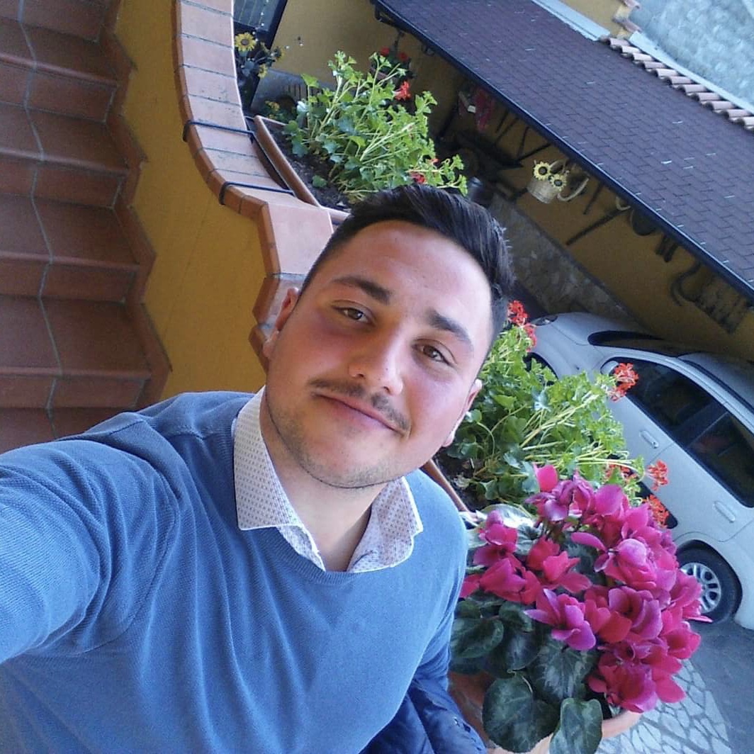 Gli amici piangono Nicola, il 25enne morto schiacciato dal trattore