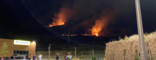 Incendio alle porte di Benevento, vigili del fuoco a lavoro fino a tarda notte