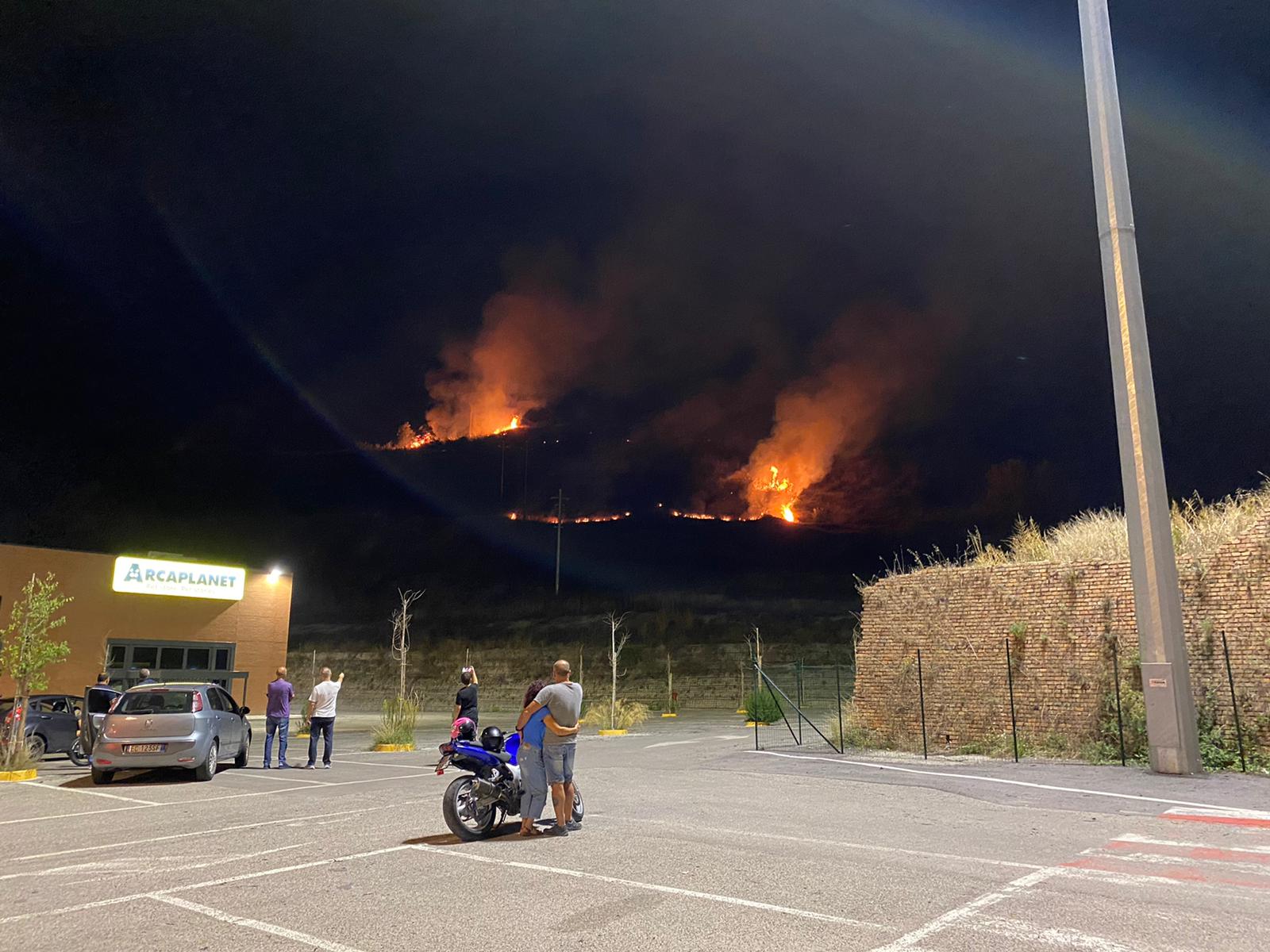 Incendio alle porte di Benevento, vigili del fuoco a lavoro fino a tarda notte