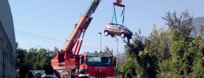 Sbanda in una curva e si ribalta con l’auto.