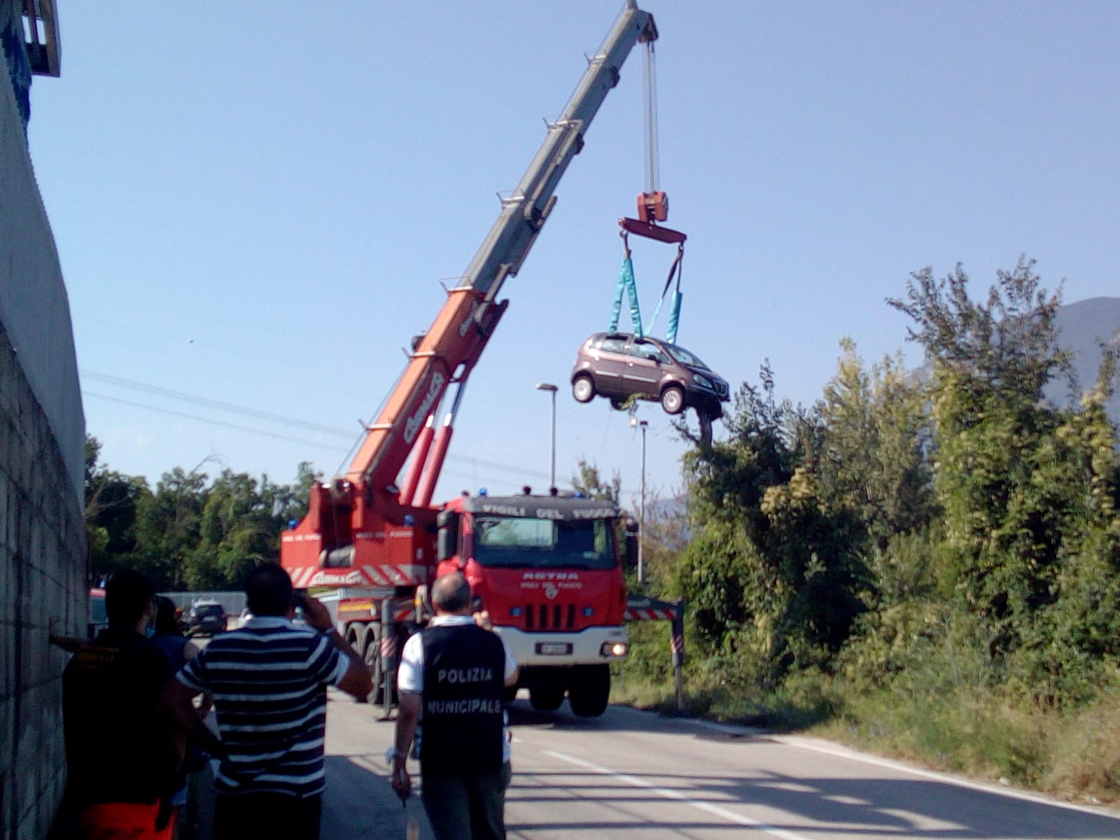 Sbanda in una curva e si ribalta con l’auto.