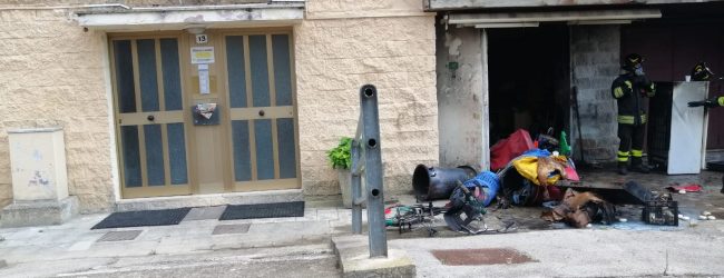 Benevento| Fiamme in un garage del quartiere Capodimonte, intervento dei vigili del fuoco