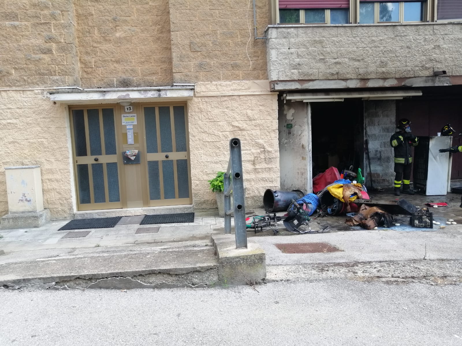 Benevento| Fiamme in un garage del quartiere Capodimonte, intervento dei vigili del fuoco