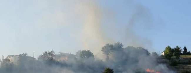 Benevento| Fiamme nei  pressi del centro commerciale, intervento dei vigili del fuoco