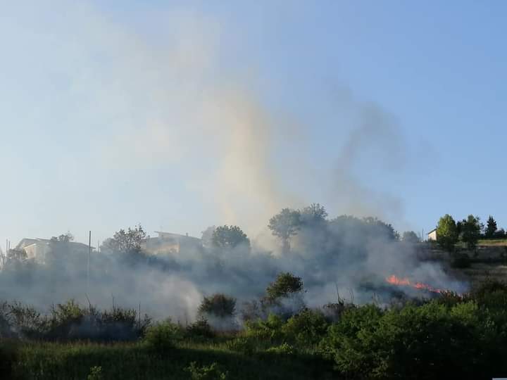 Benevento| Fiamme nei  pressi del centro commerciale, intervento dei vigili del fuoco