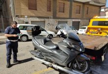 Benevento| Municipale rimuove scooter in sosta sullo stallo riservato ai disabili
