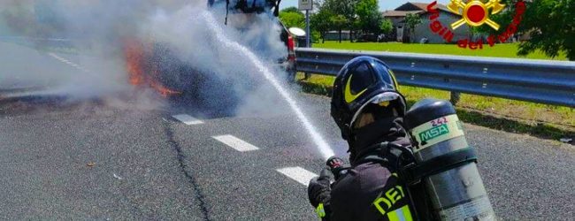 Monteforte Irpino| Auto in fiamme sull’A16, famiglia di Napoli soccorsa dalla Polstrada