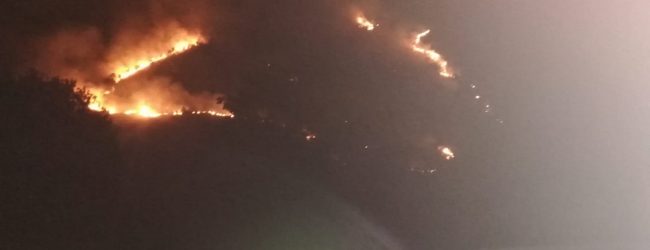 Quindici| Incendio sulla collina di San Teodoro, le fiamme minacciano il Santuario