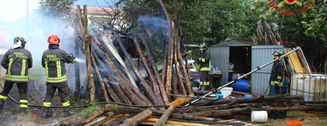 Serino| Deposito agricolo in fiamme, le immagini dell’intervento dei caschi rossi