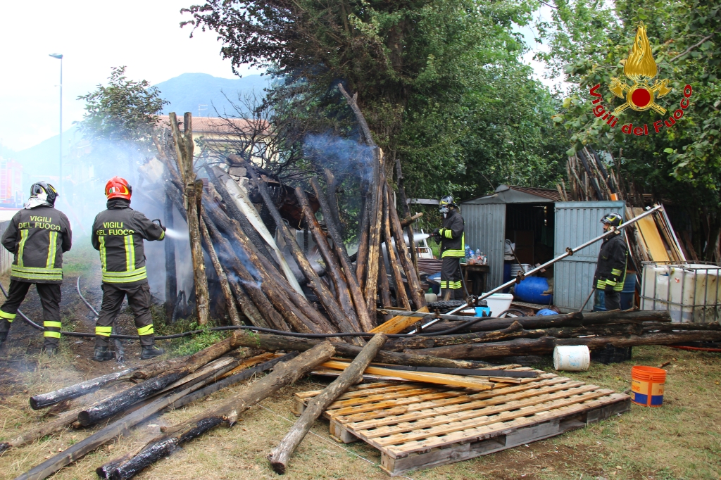Serino| Deposito agricolo in fiamme, le immagini dell’intervento dei caschi rossi