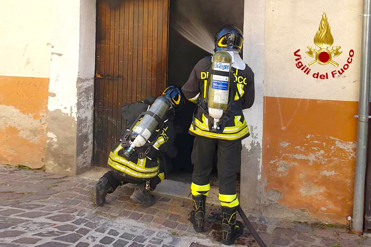 Montefalcione| Fiamme in un locale in via Roma, auto “salvata” dai vigili del fuoco