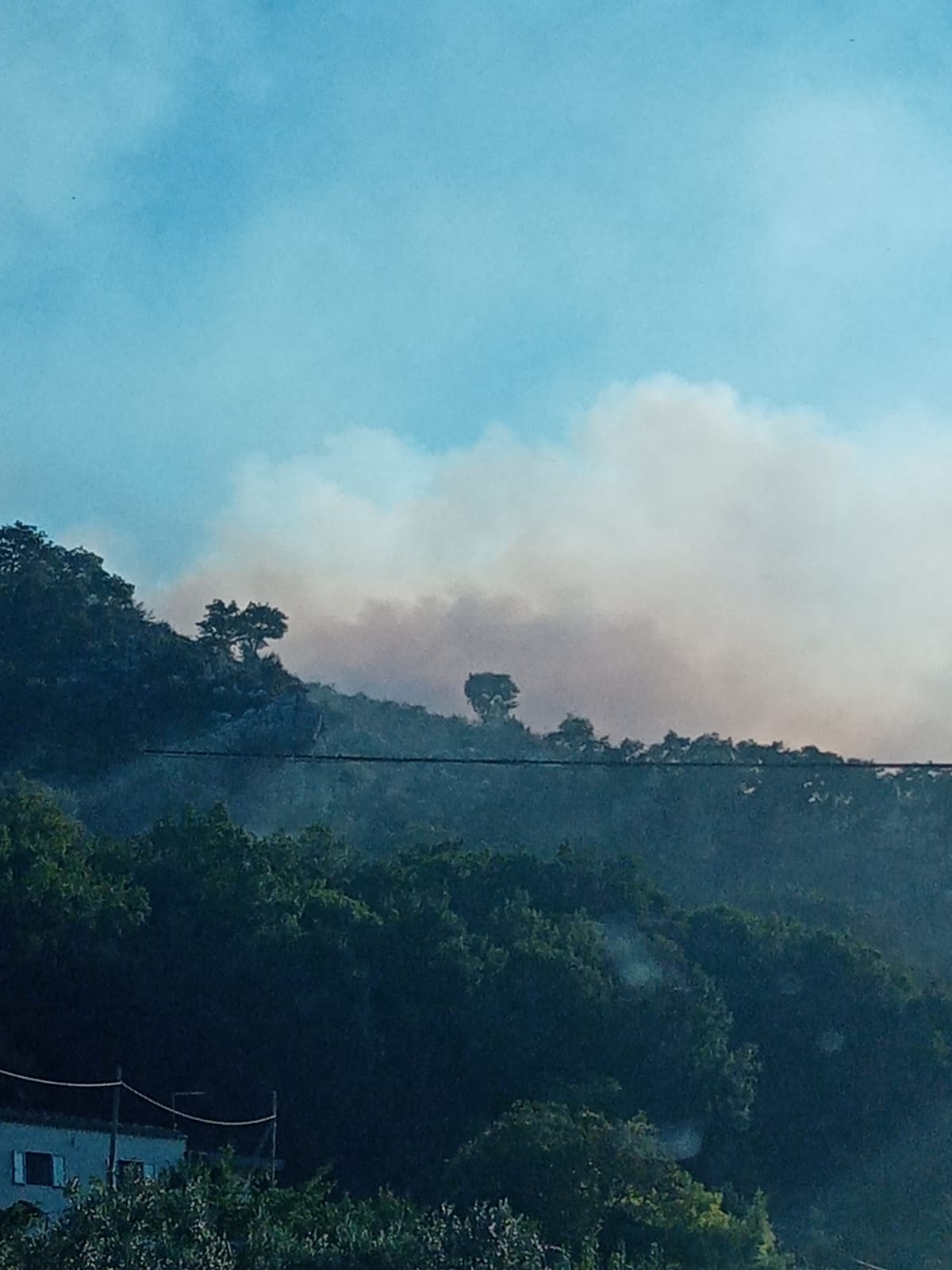 Guardia Sanframondi| Brucia la montagna, intervengono gli elicotteri dei Vigili del Fuoco