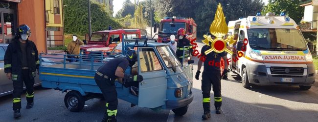 Avellino| Incidente in via Ferrante: Apecar si ribalta, conducente incastrato sotto il veicolo