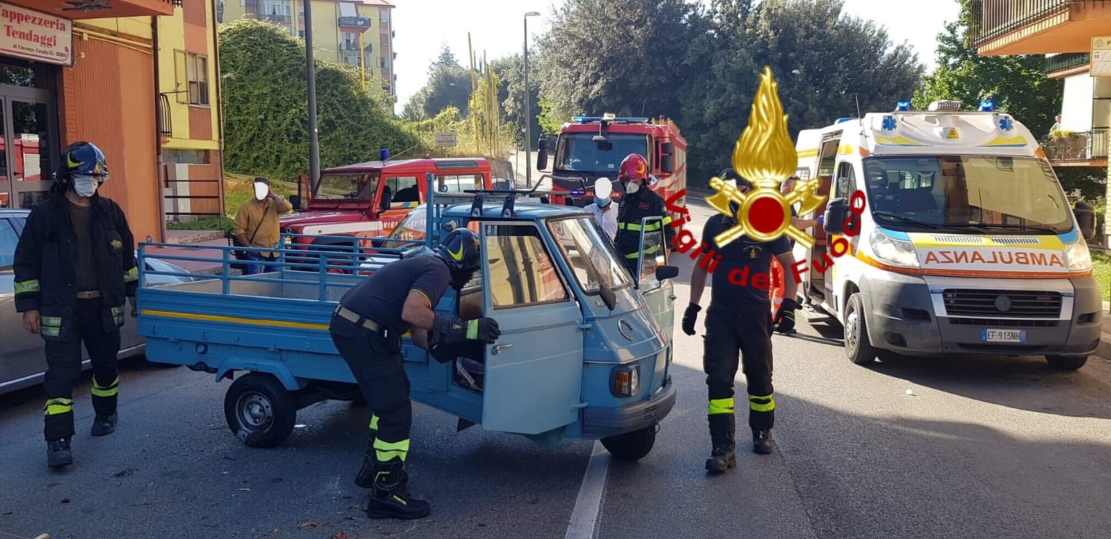 Avellino| Incidente in via Ferrante: Apecar si ribalta, conducente incastrato sotto il veicolo