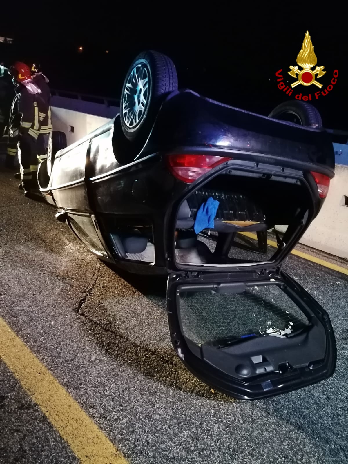 Pietradefusi| Auto sbanda e si ribalta sull’A16, paura per tre persone