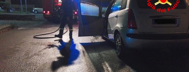 Avellino| Auto incendiata, vigili del fuoco spengono il rogo