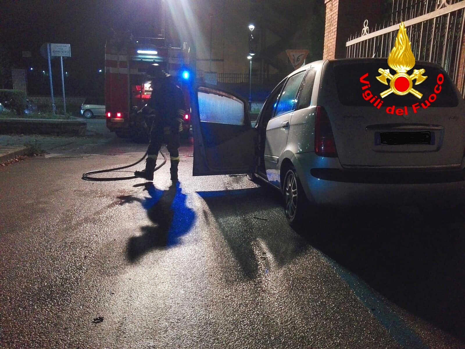 Avellino| Auto incendiata, vigili del fuoco spengono il rogo