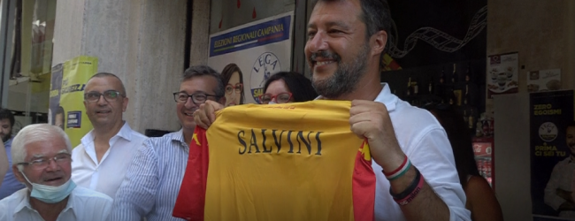 Salvini arriva a Benevento tra contestazioni e giubilo