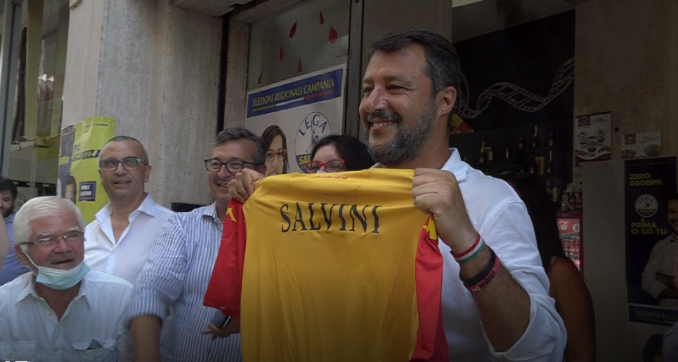 Salvini arriva a Benevento tra contestazioni e giubilo
