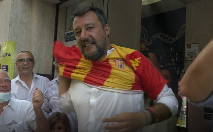 Salvini a Benevento, Molly Chiusolo: avrebbe fatto bene a mettere mascherine invece che la maglia giallorossa
