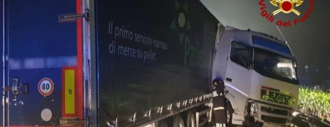 Lioni| Tir sbanda e blocca l’Ofantina, intervengono i vigili del fuoco