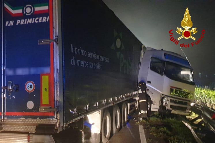 Lioni| Tir sbanda e blocca l’Ofantina, intervengono i vigili del fuoco