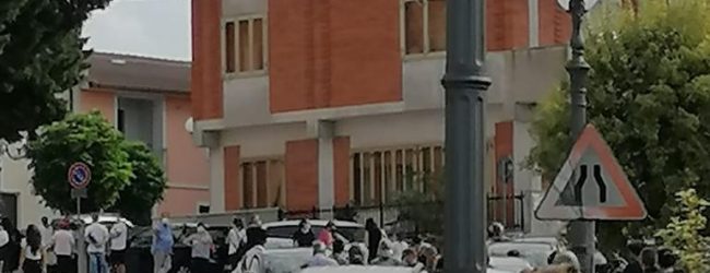 Covid-19, a Reino tutti in fila per lo screening di massa. Negativi i primi test rapidi