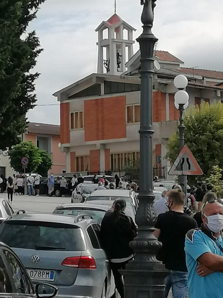 Covid-19, a Reino tutti in fila per lo screening di massa. Negativi i primi test rapidi