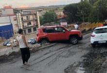 Benevento| Auto in bilico in via San Vito, sul posto i Vigili del Fuoco/FOTO