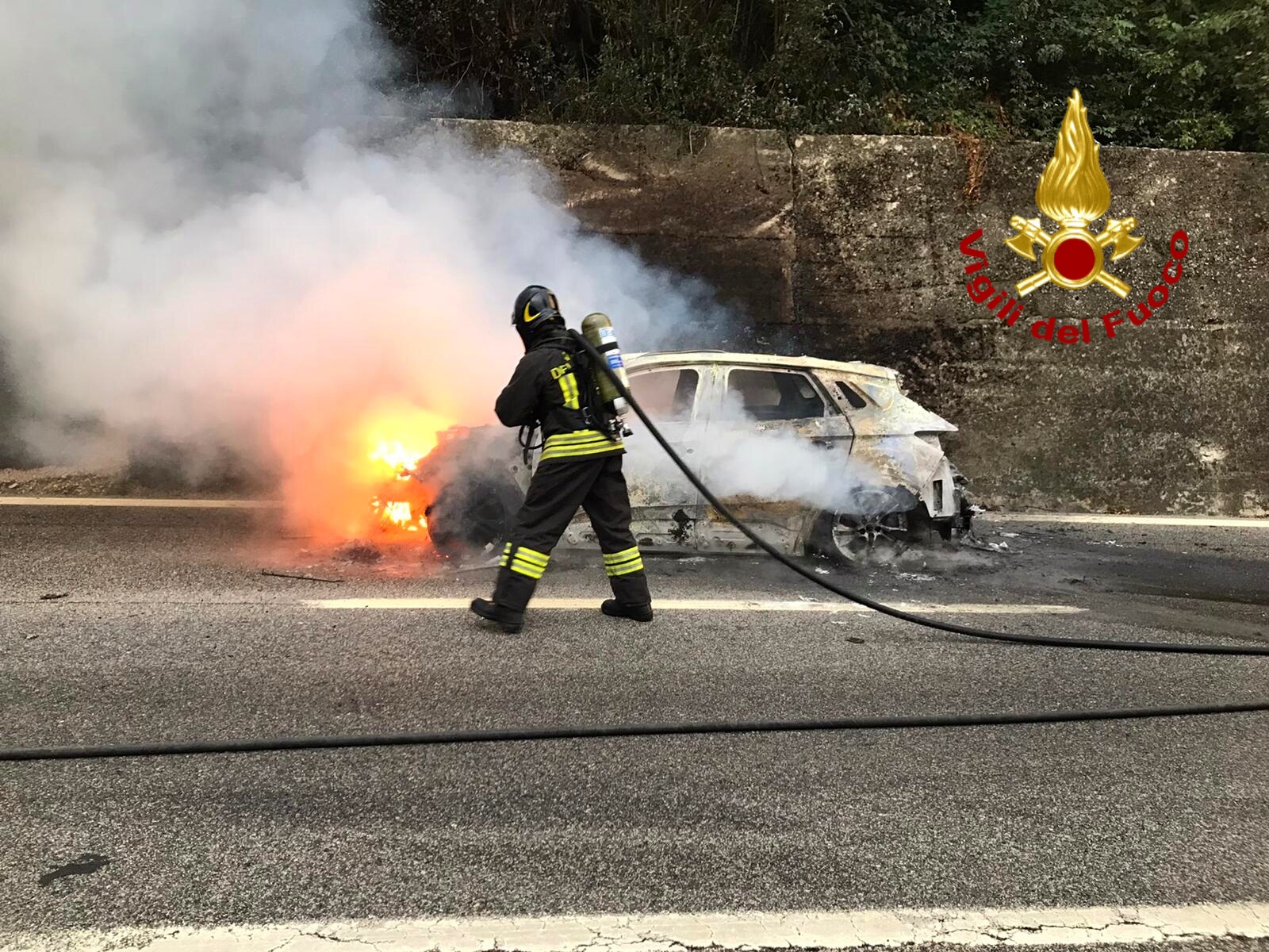 Monteforte Irpino| Auto avvolta delle fiamme lungo l’autostrada, spavento per le due persone a bordo