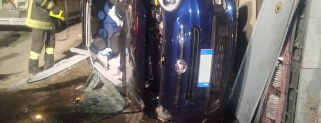 Summonte| Auto sbanda e si ribalta, 29enne incastrato nell’abitacolo: liberato e portato al Moscati