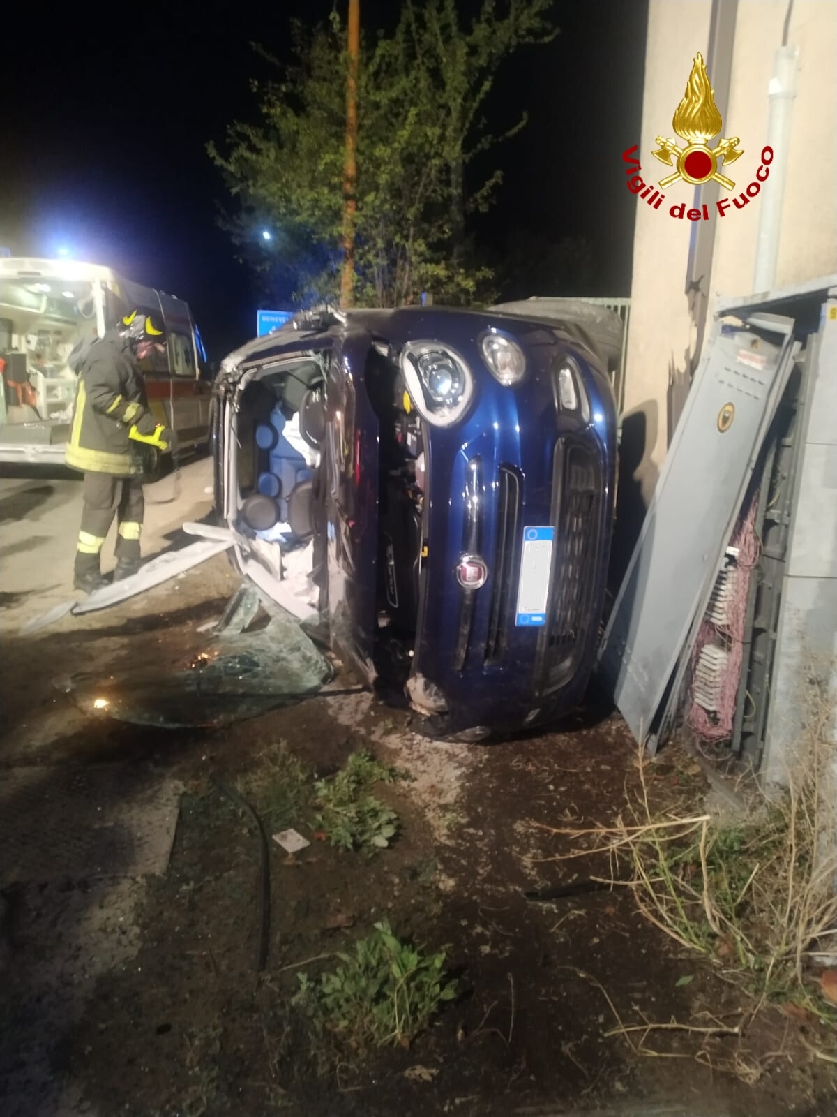 Summonte| Auto sbanda e si ribalta, 29enne incastrato nell’abitacolo: liberato e portato al Moscati